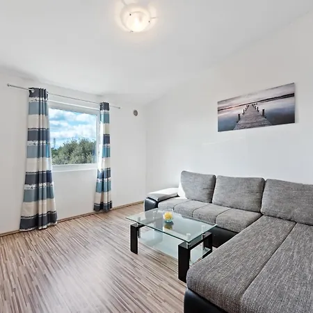 Simplistic In With Garden Appartement *