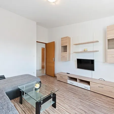 Simplistic In With Garden Apartament Vir