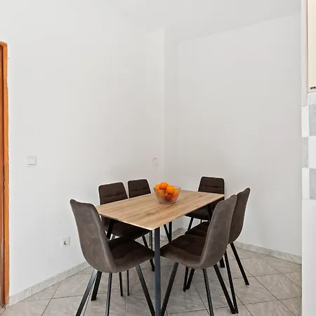 Appartement Simplistic In With Garden Vir