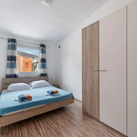 Simplistic In With Garden Appartement *