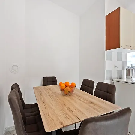 Appartement Simplistic In With Garden Vir