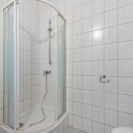 Simplistic In With Garden Appartement