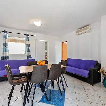Simplistic In With Garden Vir