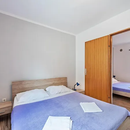 Simplistic In With Garden Appartement Vir