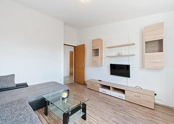 Simplistic In With Garden Apartament Vir