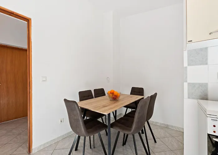 Apartament Simplistic In With Garden Vir