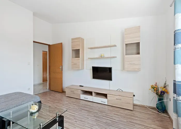 Apartament Simplistic In With Garden *