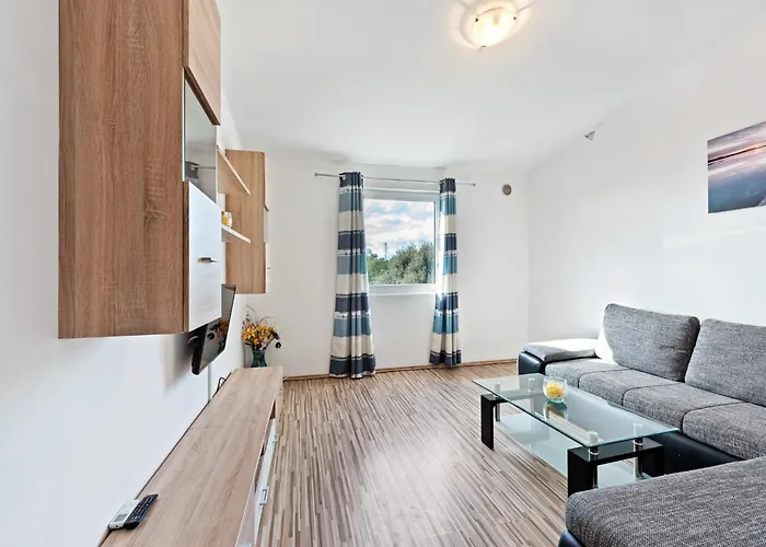 Apartament Simplistic In With Garden Vir