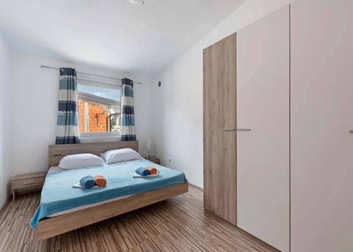 Simplistic In With Garden Apartament *