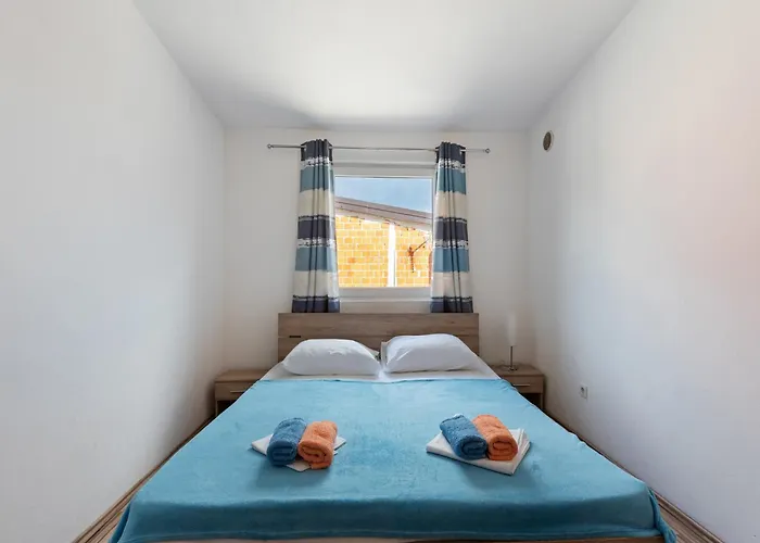 Apartament Simplistic In With Garden *