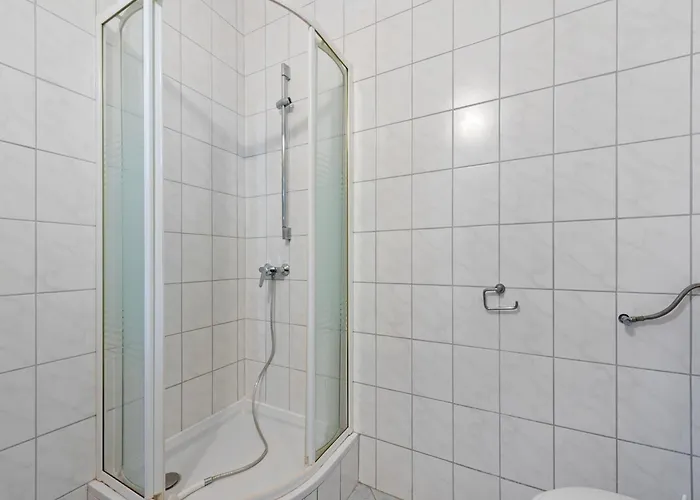 Simplistic In With Garden Apartament