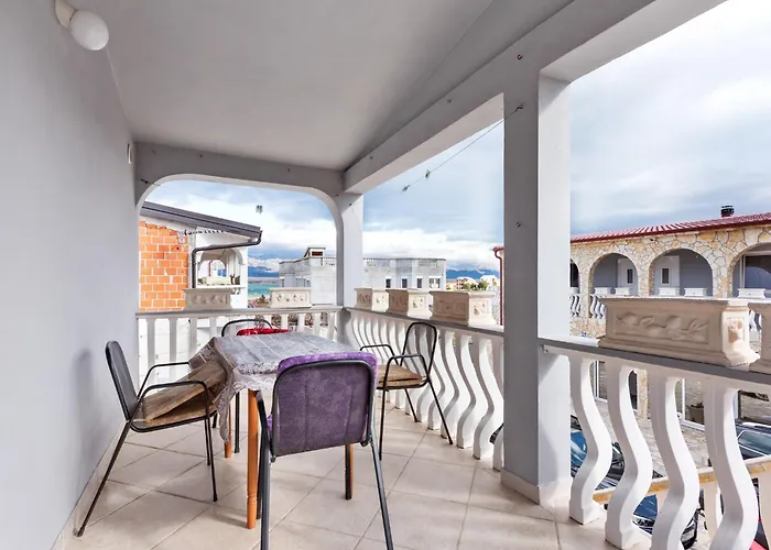 Apartament Simplistic In With Garden