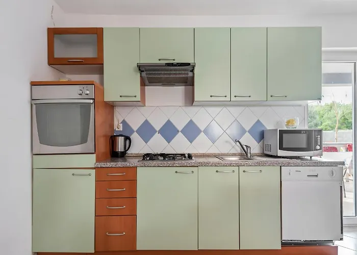 Simplistic In With Garden Apartament