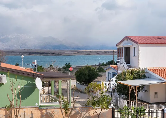 Apartament Simplistic In With Garden