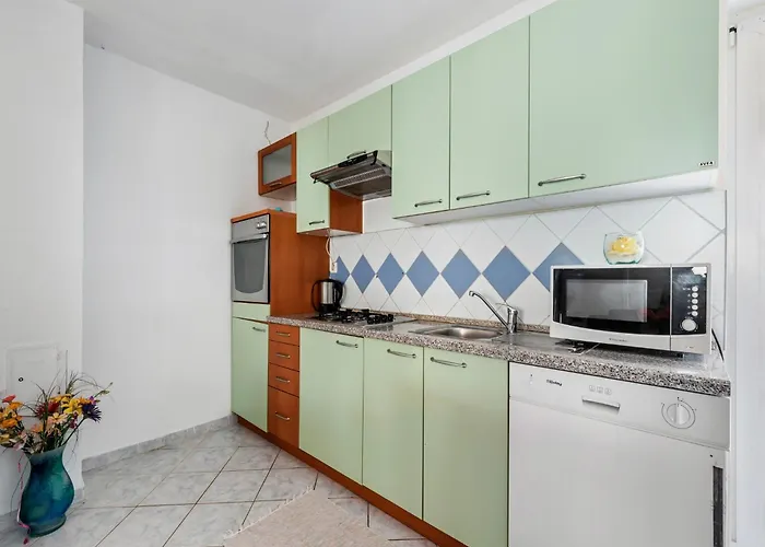 Simplistic In With Garden Vir