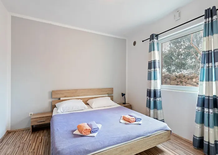 Simplistic In With Garden Apartament