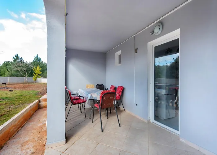 Simplistic In With Garden Vir