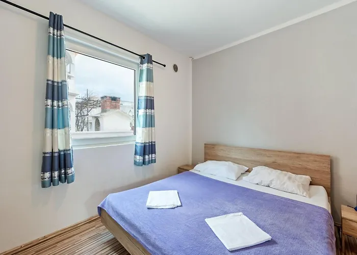 Apartament Simplistic In With Garden