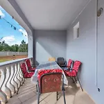 Simplistic In With Garden Appartement