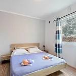 Simplistic In With Garden Appartement