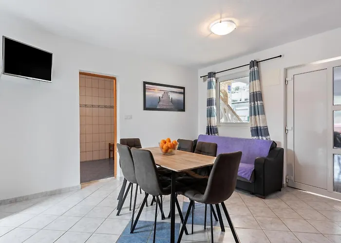 Apartman Simplistic In With Garden